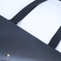 Sacs en papier blancs écologiques avec impression de logo personnalisée pour les boutiques de vêtements haut de gamme, les centres commerciaux, la publicité, les cadeaux et l'artisanat