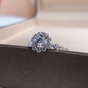 S925 银质精美订婚首饰 0.6 克拉 / 5.5 毫米 D VVS1 圆形分体式光环爪镶莫桑石戒指（女式） - Product Image 6