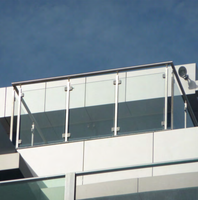 Système de balustrade moderne en verre avec poteaux en acier inoxydable pour projets de balcon, terrasse et escalier