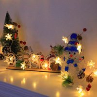 Skandinavischer Stil LED-Lichterkette mit Schneeflocken und Tannenzapfen, Wasserdichte Weihnachtsbaumdekoration mit Roten Beeren, Tannenbaum, Schneemann und Weihnachtsmann