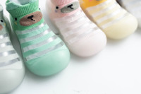 Chaussons bébé tricotés légers et confortables à rayures roses, avec oreilles 3D, semelle souple et flexible en TPE antidérapante – Vente en gros