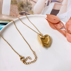 Colgantes temáticos de acero inoxidable, collar con álbum de fotos para mujer, diseño geométrico circular de corazón, cadena de joyería de regalo - Product Image 4
