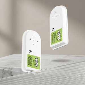 Giocattolo a Tema Musicale a Forma di Grillo con Suono di Cinguettio, Gadget in Plastica per Scherzi e Scherzi Pratici - Product Image 1