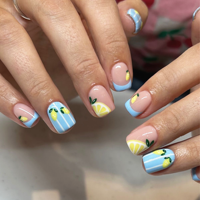 Faux ongles à presser rose et bleu style French Manucure avec motif citron et feuille verte, brillants et réutilisables pour manucure estivale 4616