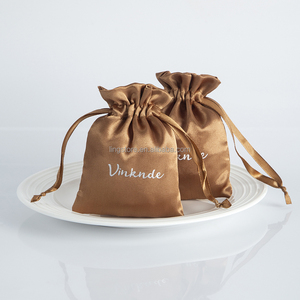 Sacs en satin personnalisés bon marché de 9x12 cm, couleur marron, avec logo, pour bijoux, emballage cadeau en satin de soie avec cordon de serrage pour montre - Product Image 6