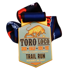 Medalla Glitter <span class=keywords><strong>Bull</strong></span> de aleación de zinc fundido a presión para trail running con diseño hexagonal de esmalte suave y cinta impresa personalizada - Product Image 1