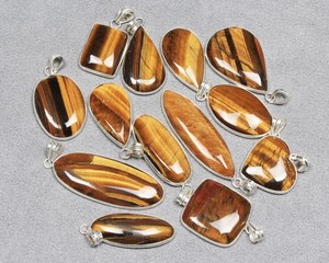 Vente de gros Collier pour femme en argent sterling avec pendentif en forme de lunette superposée en argent fin Plaqué or Cristal naturel d'oeil de tigre Pierre précieuse - Product Image 2