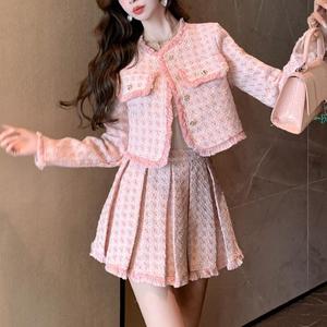 여성 사용자 정의 순수 폴리 에스테르 크루 넥 버튼 블레이저 미니 주름 스커트 솔리드 핑크 트위드 정장을위한 가을 캐주얼 투피스 세트 - Product Image 3