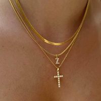 Ensemble de colliers superposés personnalisés minimalistes en acier inoxydable plaqué or 18 carats avec zircon, croix, initiale et chaîne serpent, inaltérable, cadeau