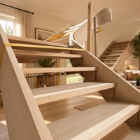 Escaliers droits modernes en bois massif sur mesure, escaliers courbes et rampes en fer forgé pour villas et appartements intérieurs
