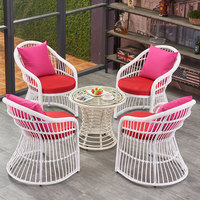 Ensemble de meubles de jardin en rotin pour villa - Design minimaliste moderne, structure en plastique mobile, chaises et tables trois à cinq places