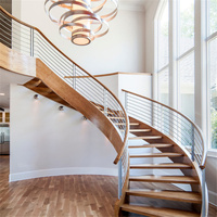 Escalier courbé moderne avec marches en bois naturel pour villas de luxe