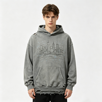 Sudadera con Capucha Gris Desgastada y Rota, Estampado Urbano de Contornos de Edificios Kornit DTG, Sudadera de Calle con Bordes Deshilachados y Efecto Desgastado