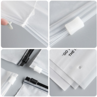 Sacs en polyéthylène transparents givrés personnalisés avec logo imprimé en gravure, couleur personnalisée, faible MOQ, étanches, de qualité alimentaire, avec fermeture éclair, pour vêtements