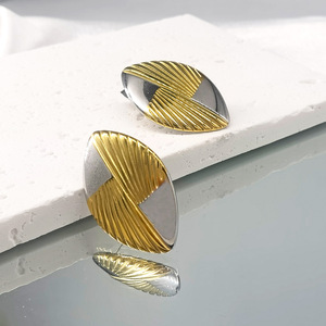 ต่างหูรูปใบไม้สองสีทรงเรขาคณิต ทอง เงิน โลหะ สำหรับงานปาร์ตี้ เครื่องประดับแฟชั่นสำหรับผู้หญิง - Product Image 3