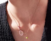 Collier Raquette de Tennis Rose Émaillée Plaqué Or 18K Résistant au Ternissement et Longue Durée, Pendentif Inaltérable pour Meilleure Amie Sportive