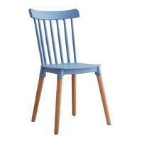 Chaises en plastique de style Windsor de différentes couleurs avec des pieds en bois