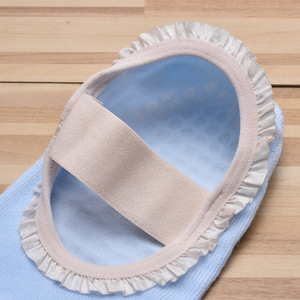 Chaussettes à cinq doigts inspirées du ballet moderne pour femmes, dos ouvert, dentelle à volants et grip en silicone à couverture intégrale - Product Image 1