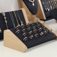 Présentoir à bagues en bois personnalisé 25x13x7,5 cm avec 22 fentes décalées, doublure en velours doux, logo personnalisé estampé à chaud, vitrine à bijoux