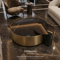 Table basse de salon haut de gamme personnalisable en pierre frittée asymétrique en forme de C avec base en laiton brossé de bonne qualité