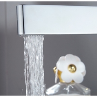 Robinet de lavabo de salle de bain moderne de luxe en laiton à poignée unique avec finition chromée et cartouche en céramique pour utilisation en villa ou à l'hôtel