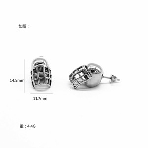 Yunnique Boucles d'oreilles en forme de masque en acier titane, design géométrique pour hommes et femmes - Product Image 4