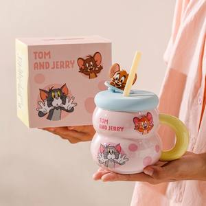 Tasse en porcelaine en forme de gourde Tom et Jerry avec couvercle et poignée Jaune Rose Bleu Enfants Printemps 2025 - Product Image 3