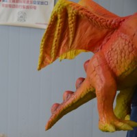 Marionnette de dinosaure bébé animatronique réaliste en métal, contrôlée à la main, design coloré, pour parcs à thème et centres commerciaux