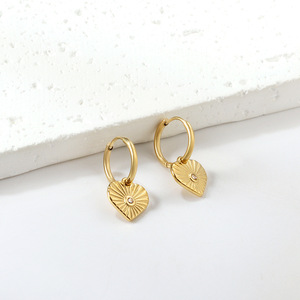 ต่างหูแบบห่วงรูปหัวใจชุบทองประดับคริสตัลแบบฝังขอบสำหรับใส่ทุกวัน - Product Image 1