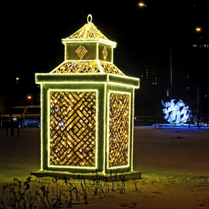 Luces de Linterna Colgantes para Ramadán que Añaden un Brillo Festivo en Capas a los Vestíbulos de Hoteles, Centros Comerciales y Espacios de Celebración del Eid - Product Image 1