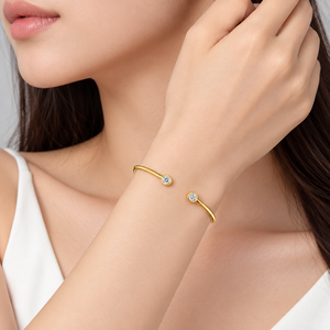 Bracelet ouvert en zircon, acier inoxydable avec placage sous vide or 14 carats, jonc fin doré avec deux extrémités rondes - Product Image 5