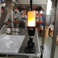 Machine à sachets de thé triangulaires avec sac intérieur et extérieur, étiqueteuse à ficelle, contrôle intelligent PLC et balance électronique pour une mesure précise