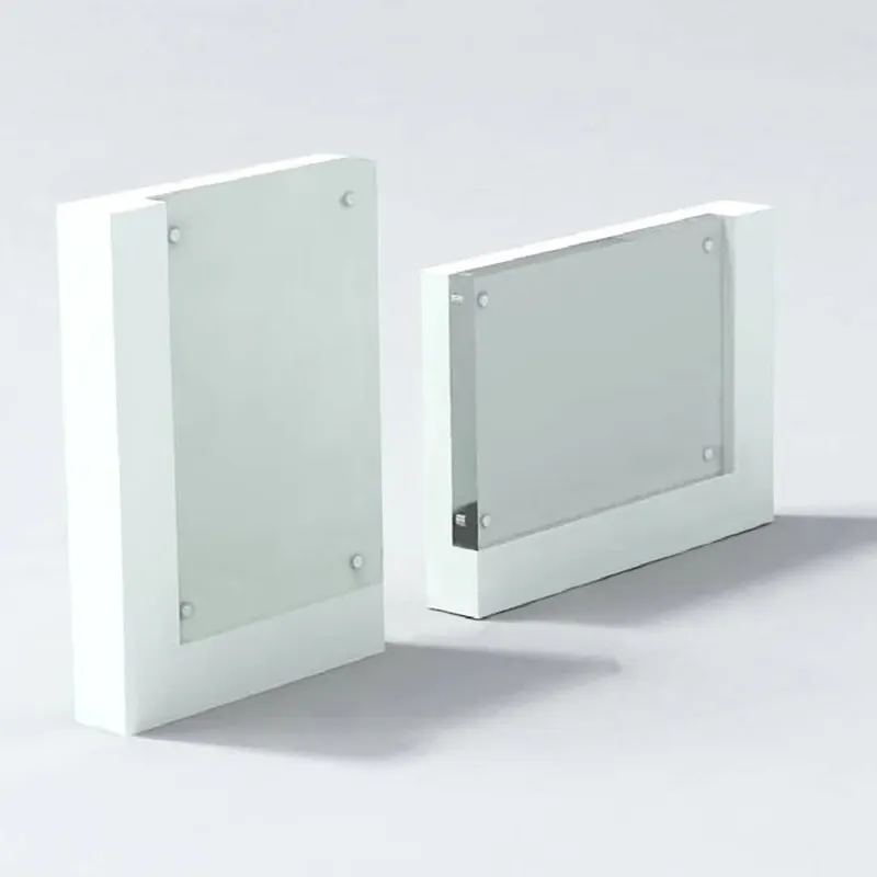Moderne Acryl-Bilderrahmen 4 × 6 einzigartiger Fotoblock-Display-Rahmen klarer magnetischer Bilderrahmen mit weißem Hintergrund