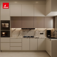 Armoires de cuisine Alland de style minimaliste luxueux en bois massif avec finition peinte et composants multifonctionnels pour le rangement