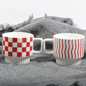 Tasse à café en céramique tendance et créative, personnalisée, motif à carreaux et rayures ondulées - Tasse pour couple, sans BPA, passe au lave-vaisselle - Product Image 1