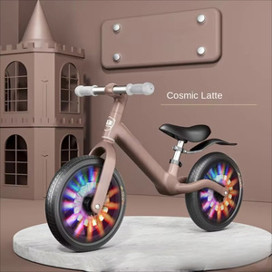 Vélo d'équilibre mini 3-en-1 de luxe – Porteur pour tout-petits en plastique durable inspiré de véhicules réels pour le développement précoce des jeunes enfants - Product Image 3