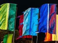 Drapeaux de festival en gros, bannières publicitaires personnalisées imprimées directement de l'usine, en polyester 100 g/m², avec piquet en bambou et base à pointe.