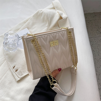Sac fourre-tout d'été matelassé en cuir PU pour femme avec fermeture éclair et chaîne, grande capacité, personnalisable avec logo, vente en gros