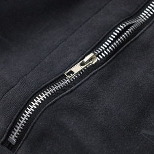 Pantalones cortos de punto casuales para hombre con logotipo personalizado, color negro sólido, lavado ácido, efecto desgastado por el sol, con cordón y bolsillo con cremallera. - Product Image 4