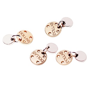 Breloques personnalisées rondes gravées pour bijoux, accessoires de bracelet en alliage métallique avec logo doré, pendentifs en gros - Product Image 1
