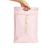 Emballage en plastique recyclé rose imprimé sur mesure pour livraison express via Poly Parcel avec poignée