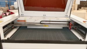 Machine de découpe laser à mise au point automatique 150W 1390 pour bois et pierre avec refroidisseur S & A CW5200 lame en nid d'abeille entonnoir et boîte à déchets - Product Image 5