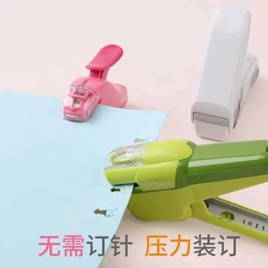 1pc Agrafeuse manuelle sans agrafes Grande presse créative <span class=keywords><strong>Pince</strong></span> <span class=keywords><strong>à</strong></span> gaufrer Agrafeuse de bureau Papeterie sûre et facile <span class=keywords><strong>à</strong></span> utiliser - Product Image 3