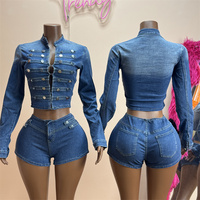 Ensemble deux pièces en jean pour femme : veste courte à manches longues avec boutons décoratifs et short en jean taille basse coupe ajustée