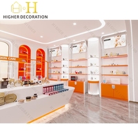 Meuble de présentation de parfums en bois sur mesure, mobilier tendance pour magasin de beauté, design intérieur personnalisé pour boutique de cosmétiques et maquillage