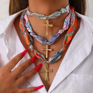 Kalung Syal Sutra Wanita Asu Trendy Bermotif Warna-warni dengan Liontin Salib Emas - Product Image 1