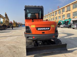 Mini pelle Doosan DX60 d'occasion de qualité supérieure Roulement d'engrenage moteur de 6 tonnes Design compact Excellent état pour la construction urbaine - Product Image 4