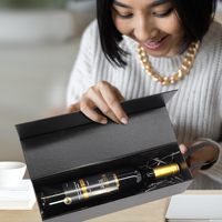 Boîte cadeau de présentation de vin portable de luxe en noir mat, conçue sur mesure, avec rabat magnétique et poignée