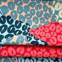 Tissu en polyester recyclé écologique certifié Oeko-Tex GRS, imprimé avec une texture peau de pêche et une finition effet marquage à l'eau, pour boardshorts