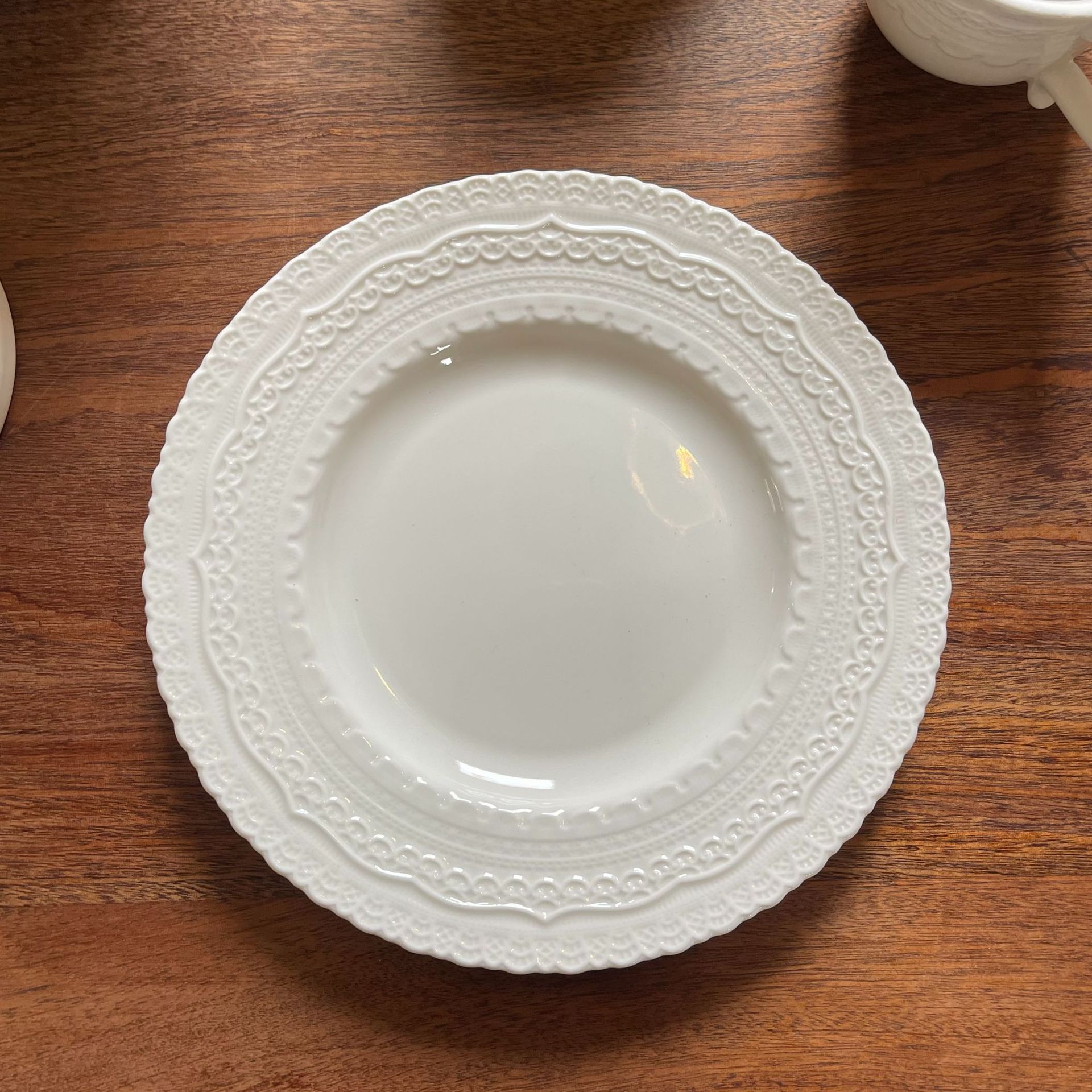 Plato blanco gofrado de 20 cm